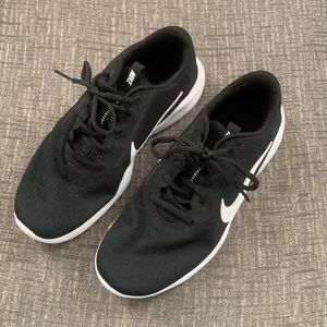 Women’s 8.5 Black Nikes- EUC